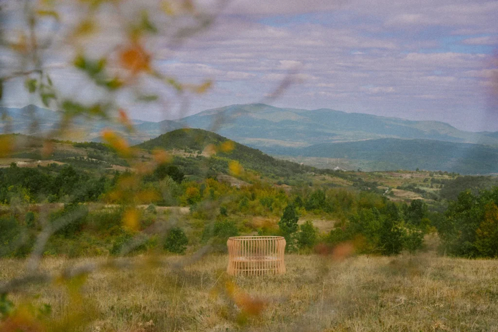 Drveni krevetić u planinskom pejzažu – Ritmom prirode, kadar 00091