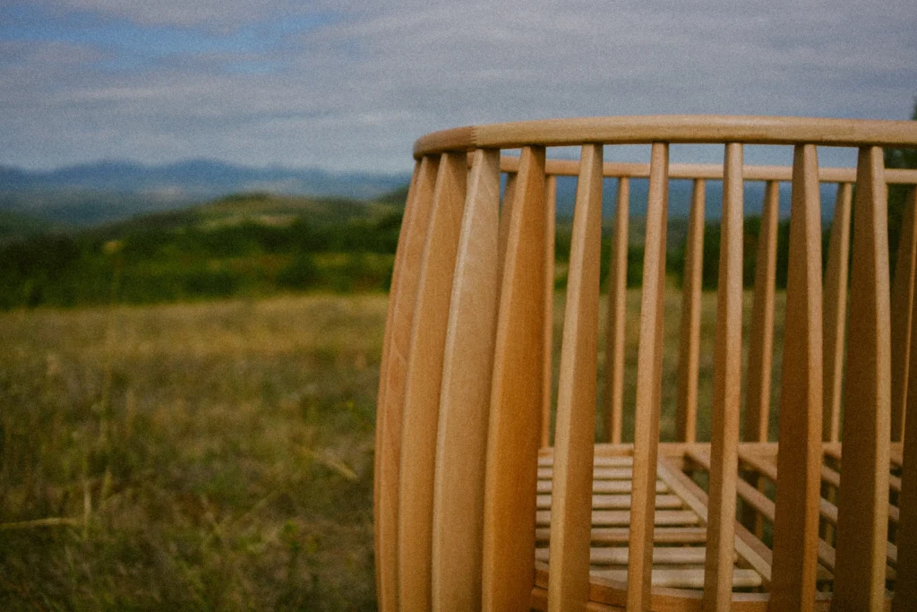 Detalj drvenog krevetića u prirodi – Ritmom prirode, kadar 00244