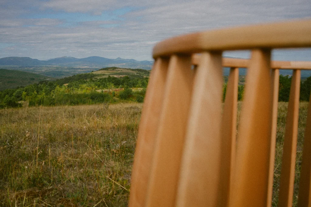 Detalj drvenog krevetića u prirodi – Ritmom prirode, kadar 00245