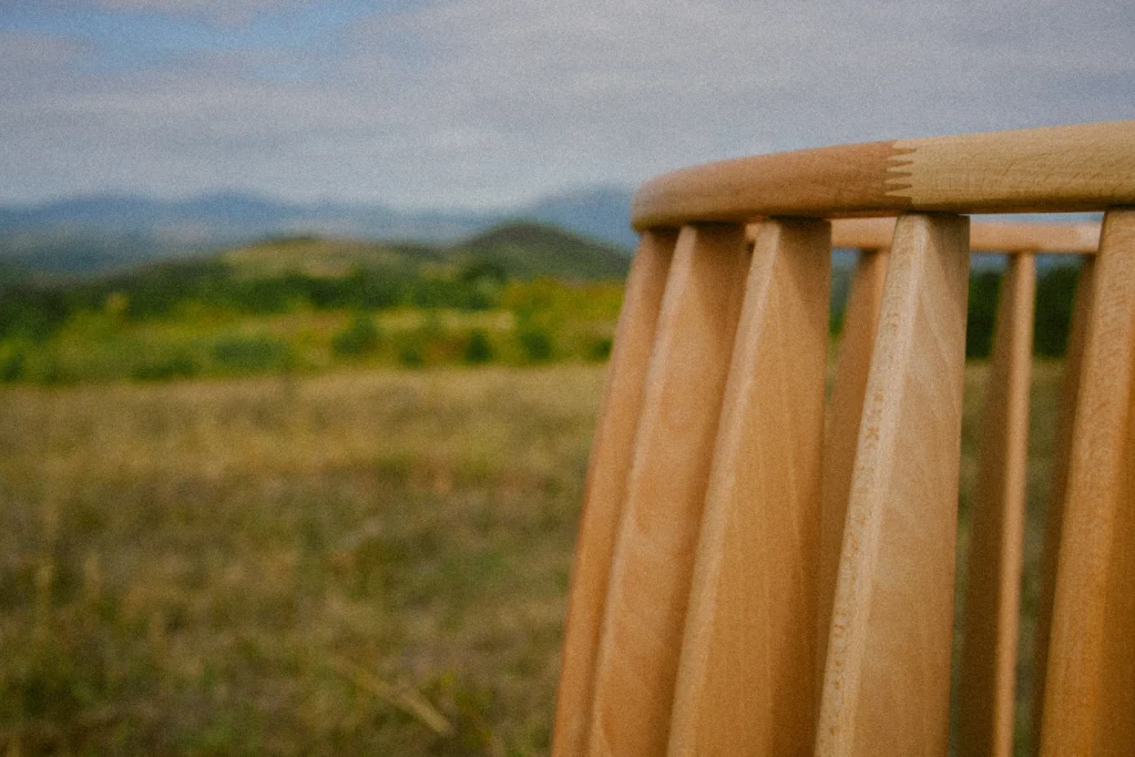 Detalj drvenog krevetića u prirodi – Ritmom prirode, kadar 00246