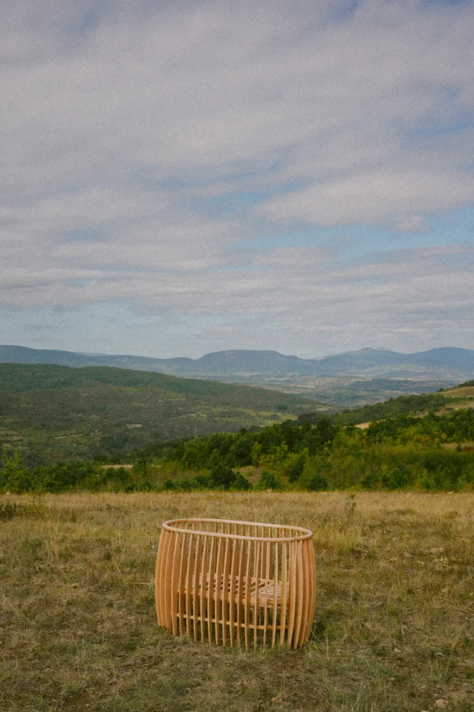 Drveni krevetić u planinskom pejzažu – Ritmom prirode, kadar 00249